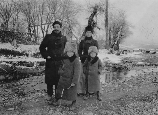 Семья Спасских на прогулке в горах. Грузия. 1900-е гг. (Фото из архива Е. Спасского)