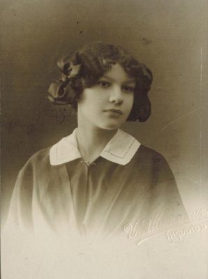 Гимназистка Нелли Декапрелевич. 1910-е гг (Фото из архива Е.Д. Спасского)