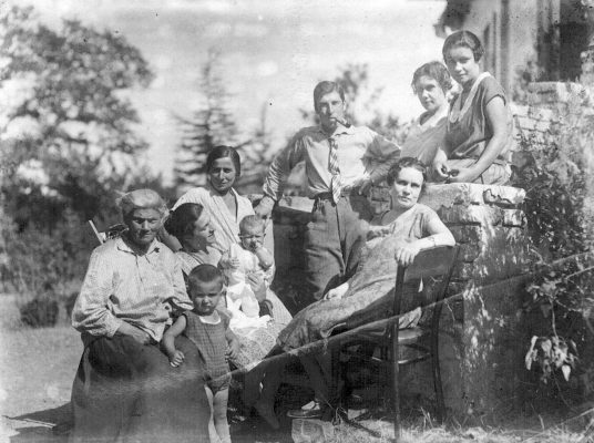 Е.Д. Спасский в гостях у семьи Декапрелевичей. 1929 г. (Фото из архива Е.Д. Спасского)