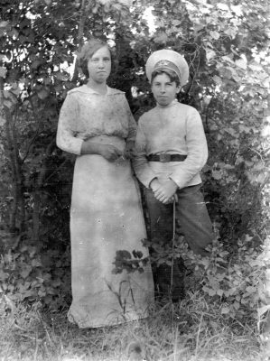 Гимназист Женя Спасский с неизвестной. 1910-е гг. (Фото из архива Е.Д. Спасского)