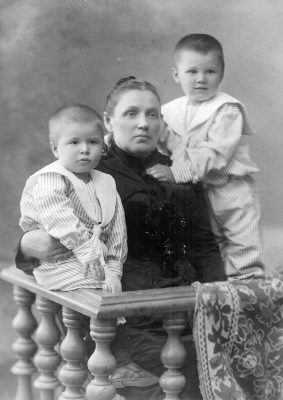 Евгений и Сергей с бабушкой. 1900-е гг. (Фото из архива Е.Д. Спасского)