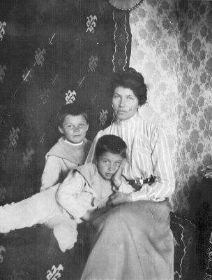 Сережа и Женя с мамой. Грузия. 1900-е гг. (Фото из архива Е.Д. Спасского)