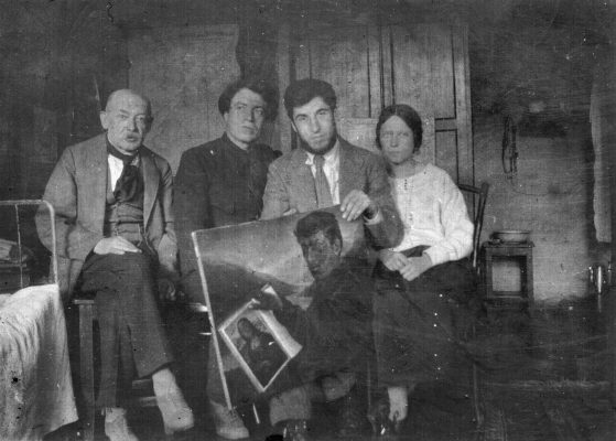 Спасские (слева направо): неизвестный, Д.И. Спасский (отец), Е.Д. Спасский, Е.К. Лукина (жена). 1920-е гг. (Фото из архива Е. Спасского)