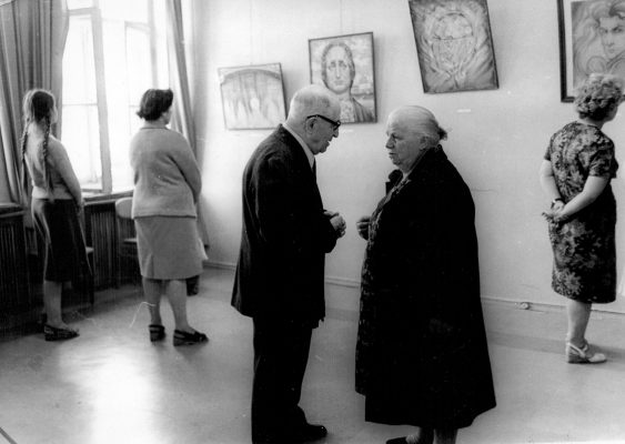 Е.Д. Спасский и Е.Я. Мазурова на персональной выставке художника в ДК ИАЭ им. И. Курчатова. 1978 г. (Фото из архива Е. Спасского)