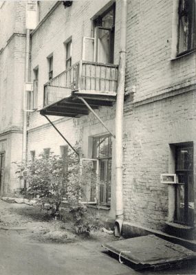 Вид на окна и балкон квартиры художника Е. Спасского в Фурманном переулке. 1970-е гг. (Фото из архива Е. Спасского)