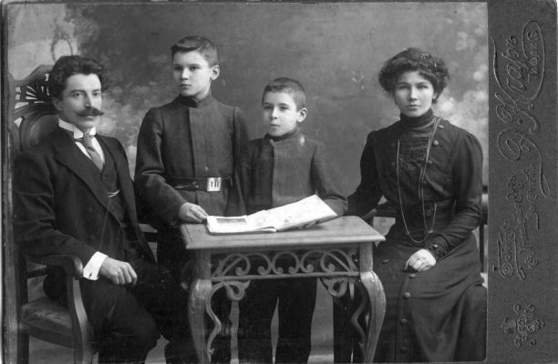 Семья Спасских. Слева направо: Дмитрий Иосифович, Сергей, Женя, Екатерина Евгеньевна. Тифлис. 1910-е годы. (Фото из архива Е. Спасского)